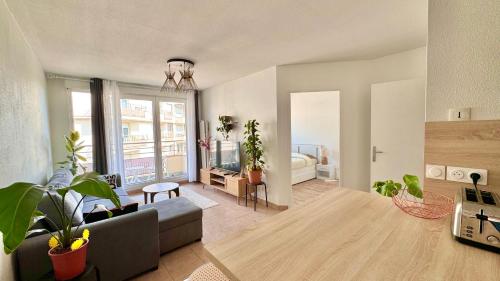 - un salon avec un canapé et des plantes dans l'établissement Logement lumineux 10min Disney, à Montévrain