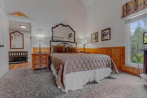 En eller flere senge i et værelse på Carnelian Bay 3BR + Loft Near Beach & Trails