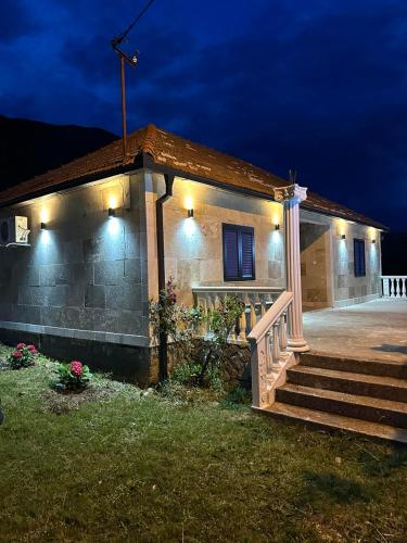 Budova, kde se vila nachází