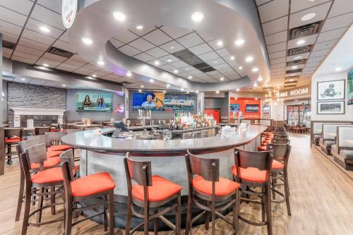 Ресторан / где поесть в Ramada by Wyndham Sioux Falls Airport - Waterpark Resort & Event Center