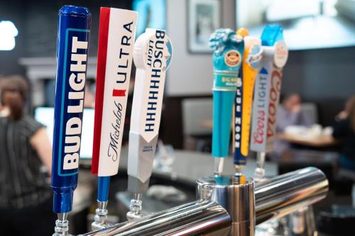 Лаундж или бар в Ramada by Wyndham Sioux Falls Airport - Waterpark Resort & Event Center