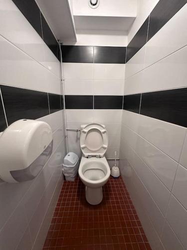 une petite salle de bain avec toilettes et lavabo dans l'établissement Un salon sur l eau, à Deauville