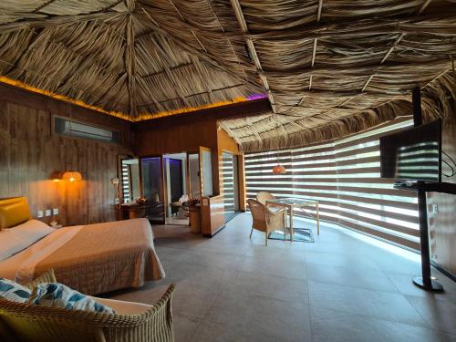 a bedroom with a bed and a tv in a room at Thai Lagoon in Laurel de Lagunillas