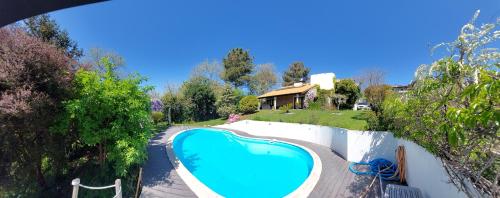 an overhead view of a swimming pool in front of a house at Casa de Tapadeiro in Resende