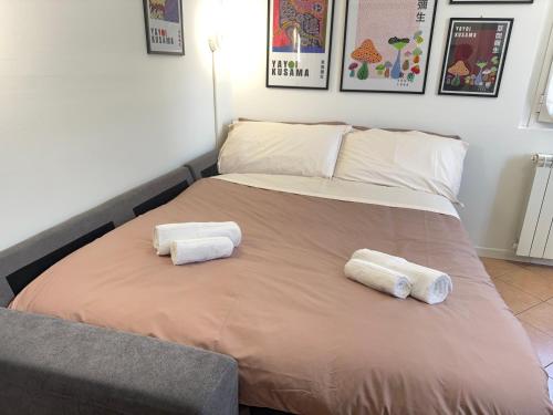 twee handdoeken zittend op een bed bij 10' Malpensa Airport, alongside Train Station in Casorate Sempione