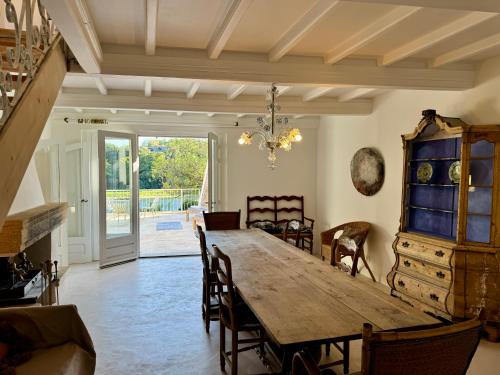 une salle à manger avec une table et des chaises en bois dans l'établissement Porte de Provence - vue sur la rivière côté plage - Saint Martin d'Ardeche, à Saint-Martin-dʼArdèche