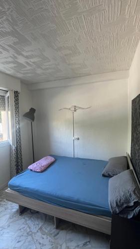 - une chambre avec un lit bleu et un plafond dans l'établissement Appartement studio Cannes, à Cannes