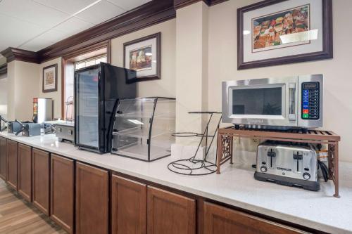 a room with a counter with a tv and a microwave at Best Western Mason Inn in Mason