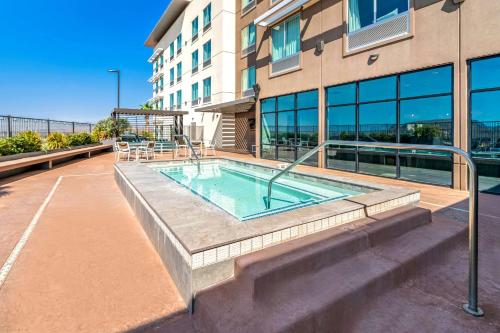 a swimming pool in front of a building at Best Western Plus Settlers Point in Washington