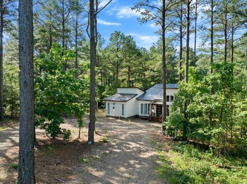 Foto dalla galleria di LUXE Privacy at Gorgeous Broken Bow Cabin Home a Broken Bow