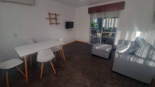 una sala de estar con una mesa y un sofá en La Kaila, en Gualeguaychú