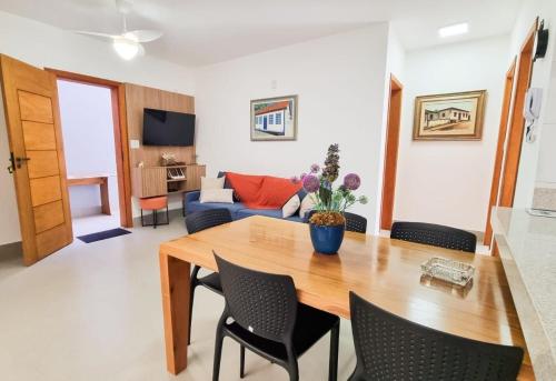 a living room with a wooden table and chairs at Espaço Motta - Diamantina - MG in Diamantina