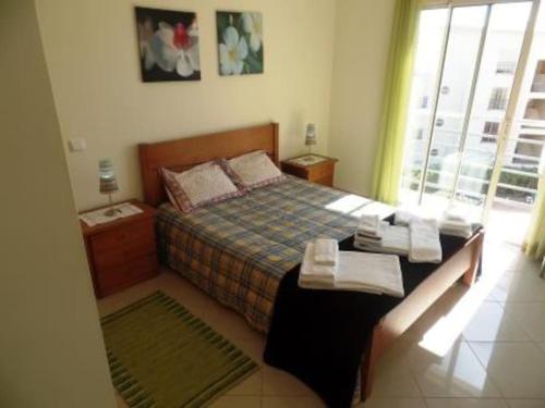 Giường trong phòng chung tại Encosta Do Sol
