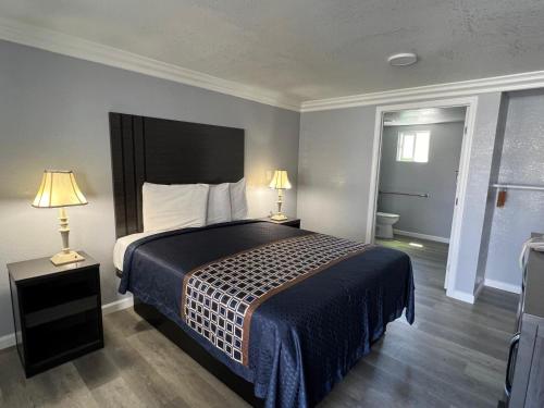 a hotel room with a bed and two lamps at Sea Garden Inn in Pismo Beach