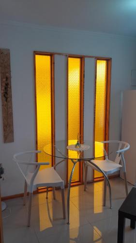 a glass table and two chairs in a room at Encanto Rural - Casa de campo para disfrutar y olvidar el estrés in Putaendo