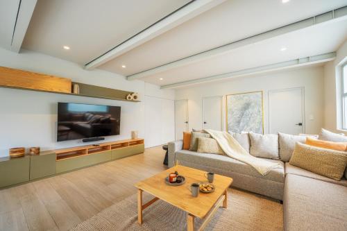 a living room with a couch and a tv at Capitalia Parque Lincoln in Mexico City