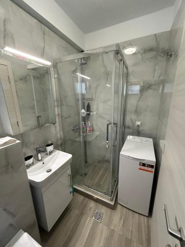 Koupelna v ubytování Sunshine Ofrynio Apartment with private pool 260cm x 160cm during summer