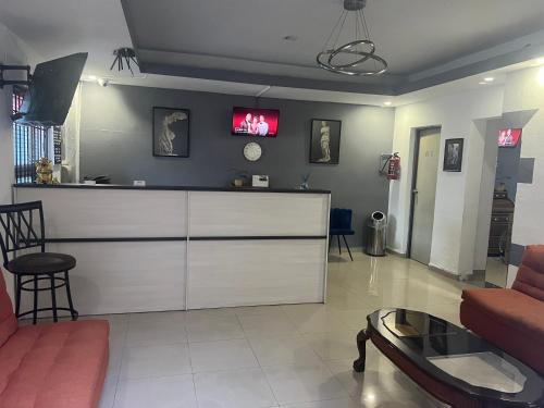 ein Wohnzimmer mit einem Sofa und einer Bar in der Unterkunft Access Blue Cristal in Monterrey