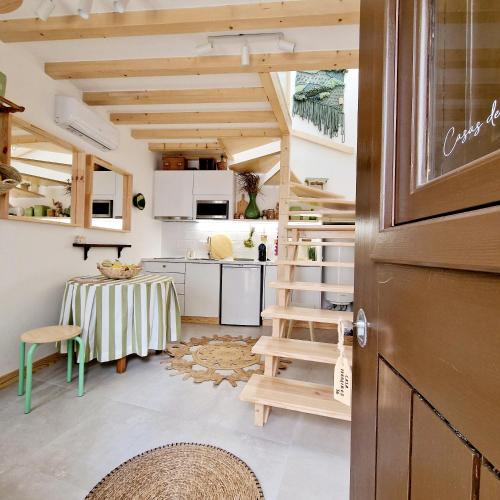 a kitchen with a table and a ladder in a room at CASAS de CONSTÂNCIA in Constância