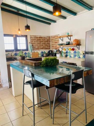 Kuchyň nebo kuchyňský kout v ubytování Casa Azul loft 2 blocks malecon with garage