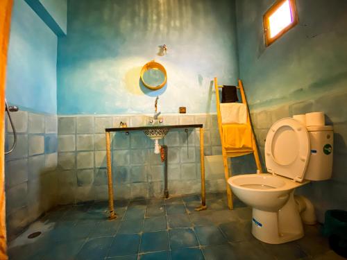a bathroom with a toilet and a sink at Auberge Ayouze in Aït Ben Haddou
