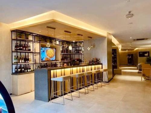 Ο χώρος του lounge ή του μπαρ στο AEON TOWER STUDIO by The 8Flats