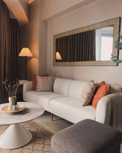 Χώρος καθιστικού στο AEON TOWER STUDIO by The 8Flats