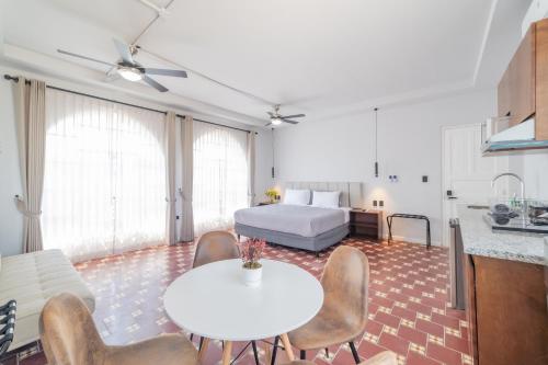 a living room with a bed and a table and chairs at Casa Velasco La Paz in La Paz