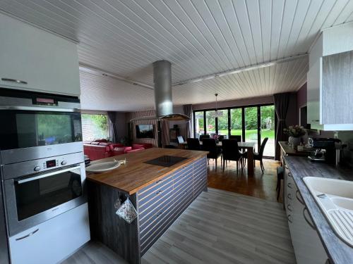 Dapur atau dapur kecil di Villa with private pool and jacuzzi