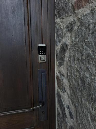 サンミゲル・デ・アジェンデにあるLas Puertas de Castillaの石の壁とドアのクローズアップ