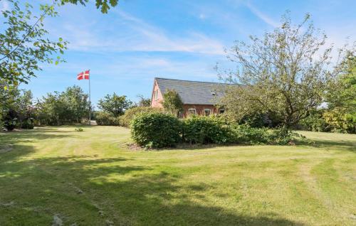 Κήπος έξω από το Six-Bedroom Holiday Home In Thyholm