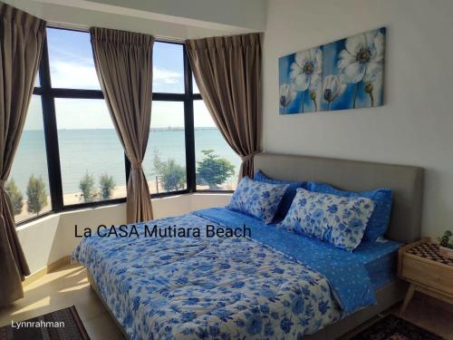Postel nebo postele na pokoji v ubytování Mutiara Melaka Beach Resort by La CASA