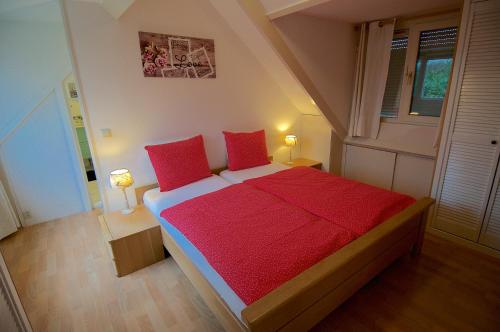 Een bed of bedden in een kamer bij Holiday Home De Zuwe - Loosdrecht