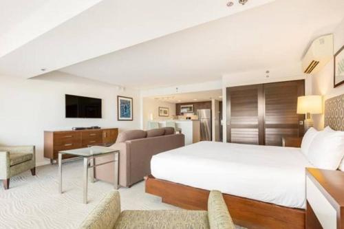 Ilikai Large Studio with King Bed and Pool Views_2