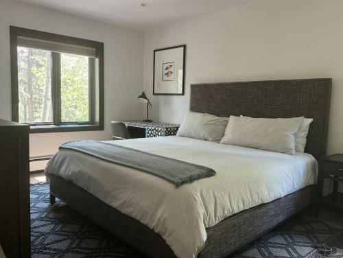 ein Schlafzimmer mit großem Bett und Fenster in der Unterkunft 3Bdr in the heart of lions head Ski locker in Vail
