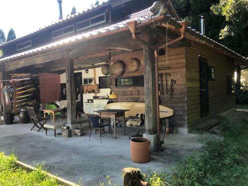 Un patio con mesa y sillas y un edificio. en fox minamiaso, en Minami Aso