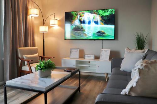 Televisyen dan/atau pusat hiburan di Travelers Oasis