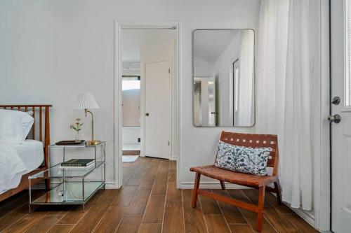 サンアントニオにあるCharming Home Near Sea World & Six Flags Sleeps 8の椅子と鏡のあるリビングルーム