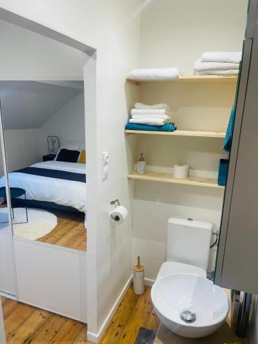 Elle comprend une petite salle de bains pourvue de toilettes et d'un lit. dans l'établissement Maison 