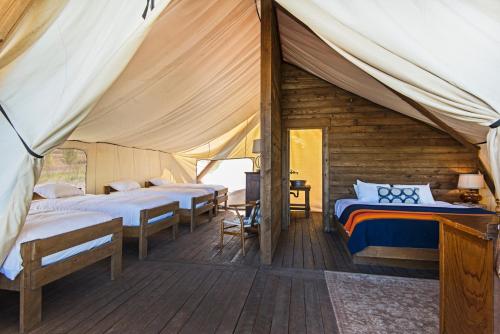 Postel nebo postele na pokoji v ubytování Conestoga Ranch Glamping Resort