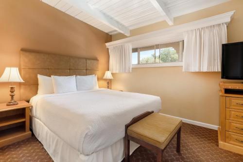 Кровать или кровати в номере Best Western Plus Santa Barbara