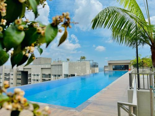 une grande piscine au sommet d'un immeuble dans l'établissement Youth City Residence Nilai, à Nilai