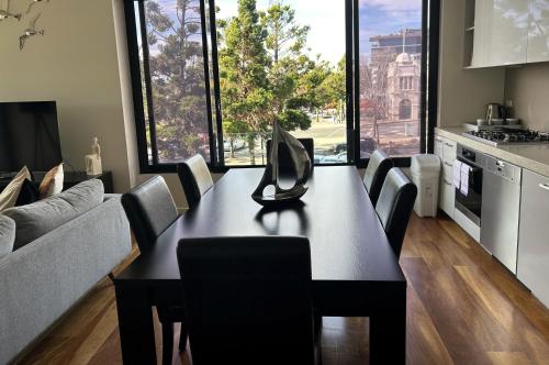 Kuchyň nebo kuchyňský kout v ubytování PIER POINT 3 Bedroom Apartment with Bay Views on the Geelong Waterfront - 801