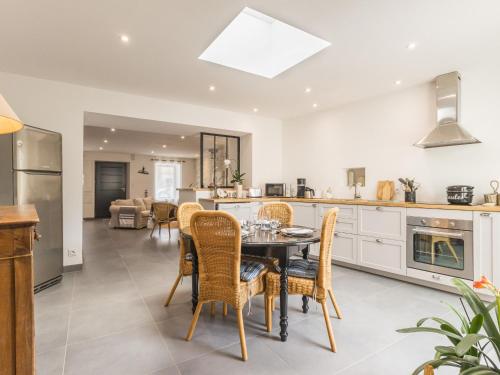 une cuisine et une salle à manger avec une table et des chaises dans l'établissement Gîte chaleureux à Assérac, proche mer, jardin privé, wifi - FR-1-306-1285, à Assérac