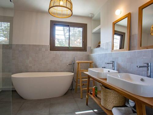 une grande salle de bain avec deux lavabos et une grande baignoire dans l'établissement Villa rénovée avec spa et piscine chauffée à Hossegor, proche plage et golf - FR-1-791-8, à Soorts-Hossegor