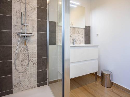 une salle de bain avec douche et lavabo dans l'établissement Villa avec Piscine Chauffée à 200m du Lac d'Hossegor - FR-1-791-6, à Soorts-Hossegor