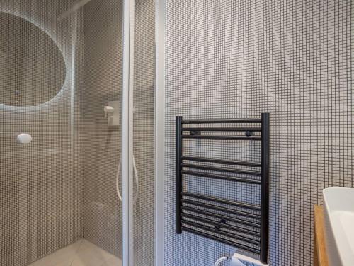 une salle de bain avec douche et lavabo dans l'établissement Villa Rénovée à Hossegor avec Piscine Chauffée, Proche Golf et Plage - FR-1-791-15, à Soorts-Hossegor