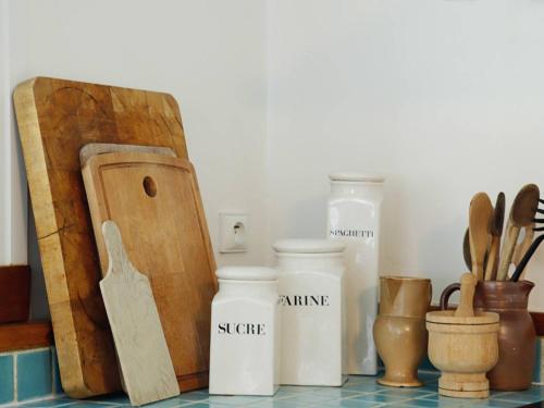 - un comptoir avec divers ustensiles de cuisine dans l'établissement Spacieuse villa au golf avec piscine privée, parking, et services de conciergerie - FR-1-791-23, à Seignosse