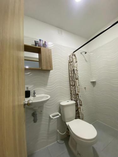 GairaにあるHospedajes A&Bのトイレと洗面台付きのバスルーム