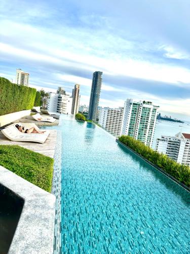 a infinity pool on the roof of a building at Baan Plai Haad in Pattaya North